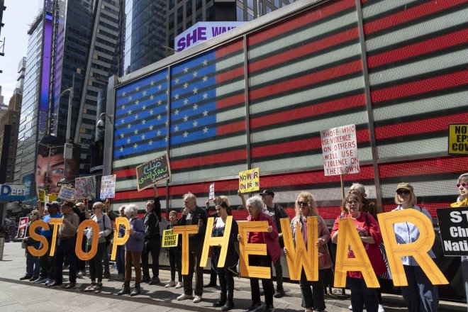 Trhy rostou, ale válka nekončí. Investoři balancují na hraně