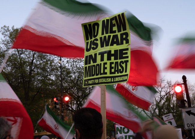 Zbraně utichají. Trump hlásí vítězství, realita je složitější. Příměří mezi USA a Íránem je křehké