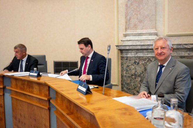 Zleva premiér Andrej Babiš (ANO), ministr zahraničí Petr Macinka (Motoristé) a ministr obrany Jaromír Zůna (SPD)