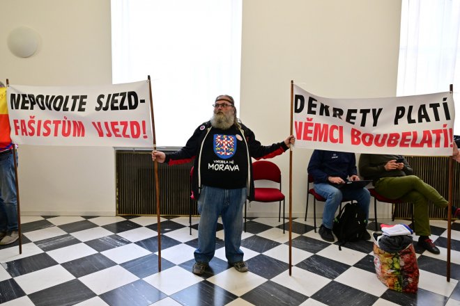 Brněnské jednání provázely protesty