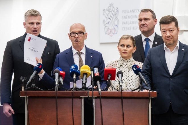 Zleva poslanec Filip Turek (za Motoristy), ministr kultury Oto Klempíř (za Motoristy), předsedkyně poslaneckého klubu hnutí ANO Taťána Malá, předseda poslaneckého klubu SPD Radim Fiala a předseda Poslanecké sněmovny Tomio Okamura (SPD)