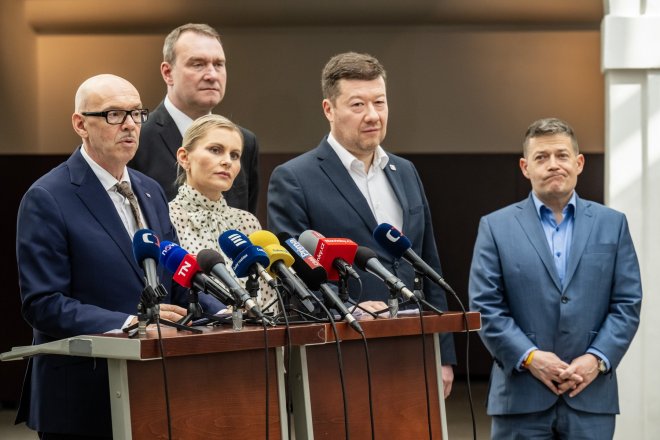 Zástupci vlády představují dokument s novými pravidly pro veřejnoprávní média