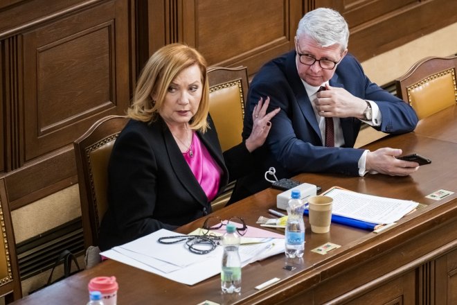 Ministryně financí Alena Schillerová a ministr průmyslu a obchodu Karel Havlíček (oba ANO)