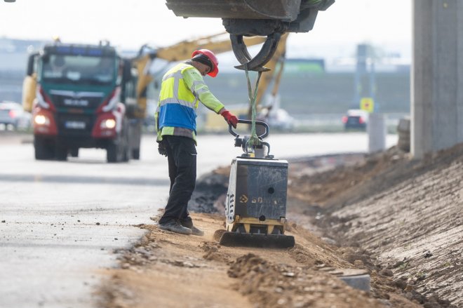 Tři zájemci, rozdíl 15 miliard. Stát vybírá, kdo dostaví dálnici D35