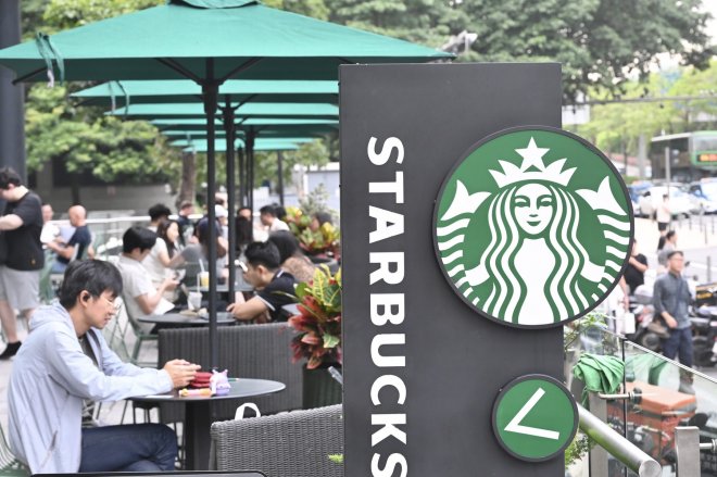 Zákazníci kaváren Starbucks v Číně si budou muset něco koupit, než si sednou