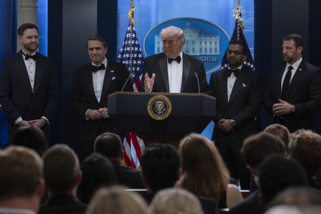 Trump a jeho lidé na brífinku v Bílém domě po střelbě v Hiltonu