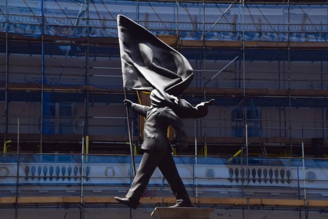 V centru Londýna byla vztyčena socha, k níž se přihlásil Banksy