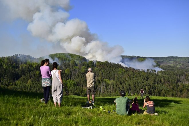 V Českém Švýcarsku hoří 900 ha lesa, hasiči vyhlásili zvláštní stupeň poplachu
