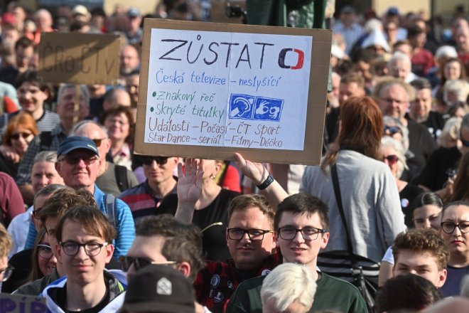 V Praze se dnes na akci Milionu chvilek na podporu ČT a ČRo sešly tisíce lidí