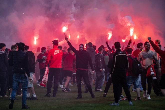 fotbaloví chuligáni a fanoušci Slavie vnikli na trávník a přerušili zápas