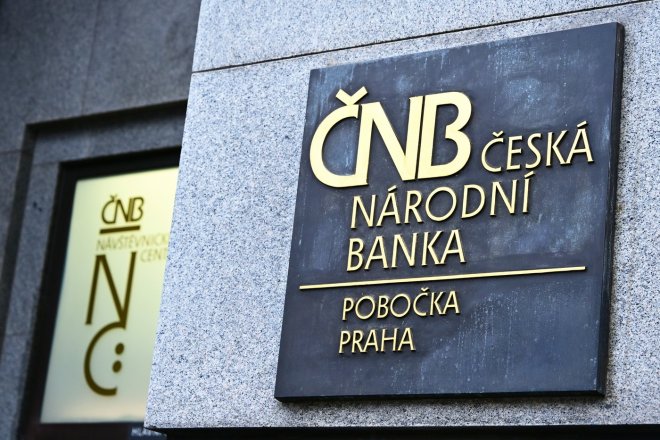 ČNB dnes zřejmě sazby nezmění. Další zvýšení ale může přijít později, shodují se analytici