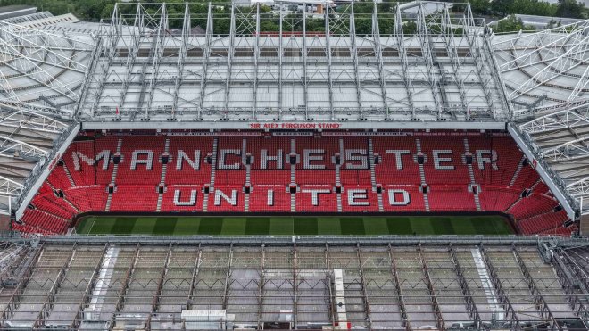 Slavný anglický klub stojí před nákladným rozhodnutím o budoucnosti stadionu Old Trafford.