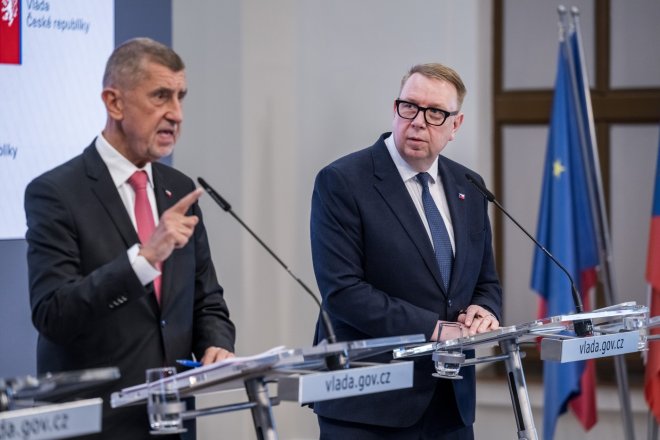 Premiér Andrej Babiš a ministr práce a sociálních věcí Aleš Juchelka (oba ANO)