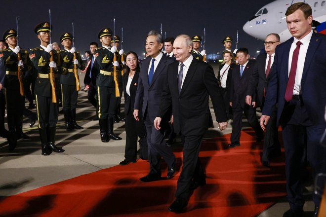 Putin přistál v Pekingu. Se Siem bude řešit plyn, Ukrajinu i vztahy se Západem