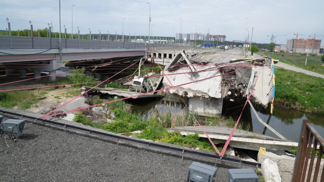 Rusko útočí na tepny Kyjeva. Zasáhlo další most a cizincům vzkázalo: Opusťte město