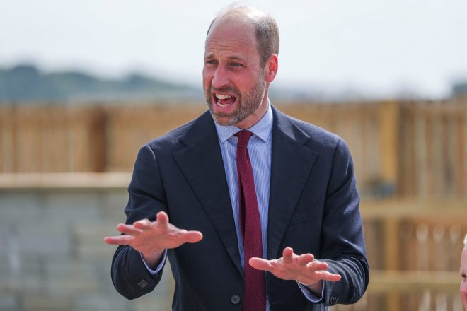 Princ z Walesu, v Cornwallu známý také jako vévoda z Cornwallu, hovoří během návštěvy nové rezidenční výstavby Cornwallského vévodství v Tretherrasu v Cornwallu.