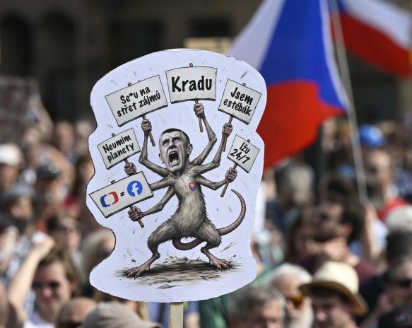 V centru Prahy na akci spolku Milion chvilek protestují lidé na podporu ČT a ČRo