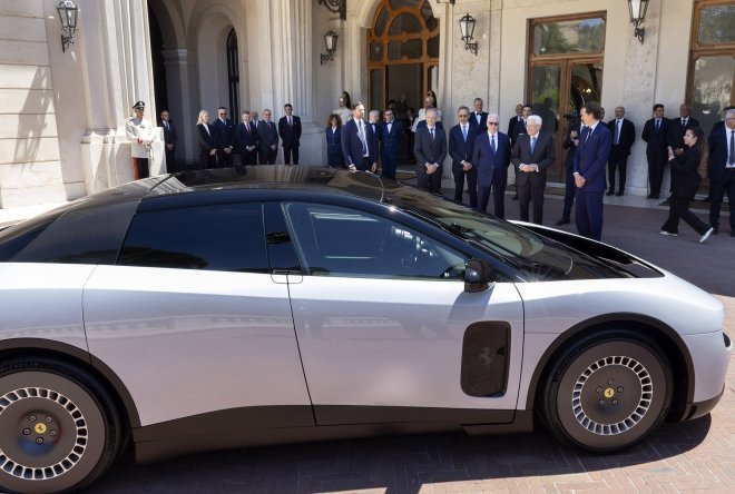 Nové Ferrari Luce  debutovalo v Quirinale, kde byl představen italskému prezidentovi Sergiovi Mattarellovi