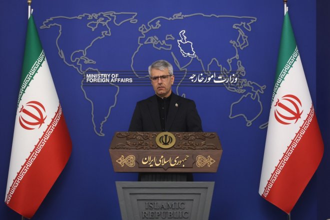 Írán zastavuje dialog a výměnu zpráv s USA, píše Tasním
