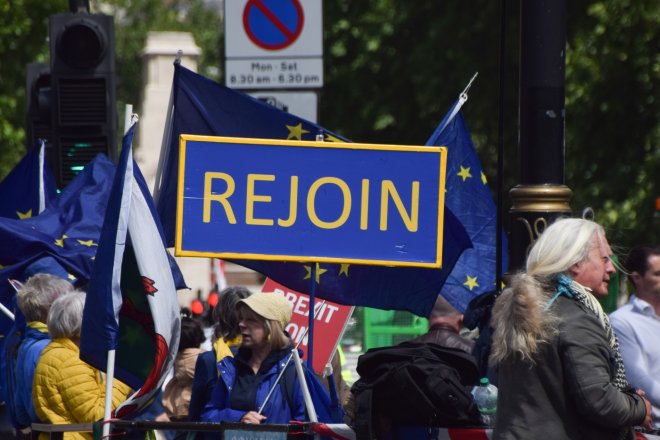 Deset let od brexitu: sliby zmizely, papírování zůstalo