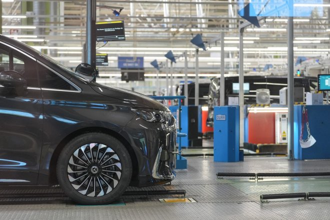Německé vládní strany chtějí tvrdší evropskou ochranu před nekalou konkurencí a zároveň úlevy pro domácí automobilky