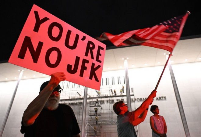 Lidé před Kennedyho centrem ve Washingtonu kvitují, že dělníci začali odstraňovat Trumpovo jméno z budovy