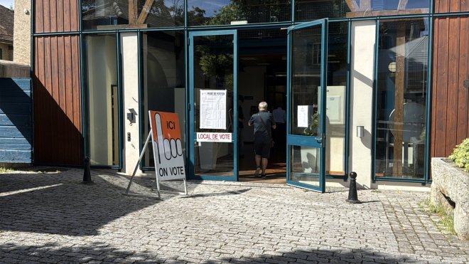 průběh referenda ve Švýcarsku o omezení migrace