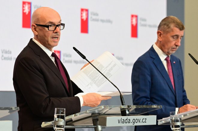 Ministr kultury Oto Klempíř (za Motoristy) a premiér Andrej Babiš (ANO)