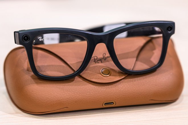 Strnad chce koupit výrobce brýlí Ray-Ban. Dědicové: Rodinné stříbro nedáme