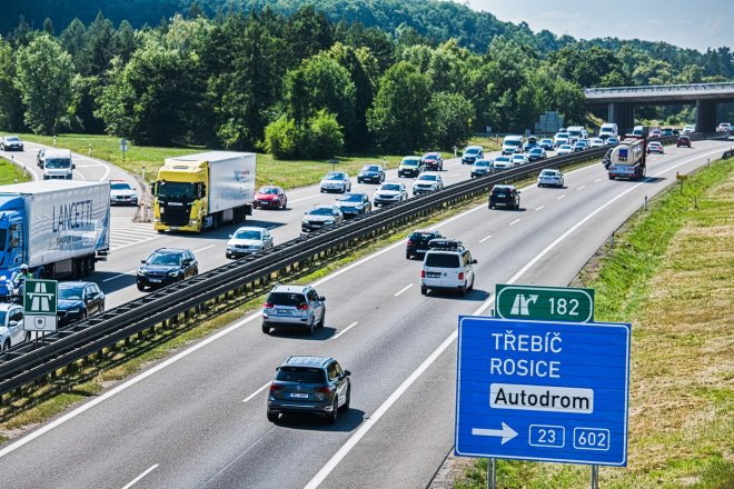Dálniční známka má zůstat za 2570 korun. Vláda ruší automatickou valorizaci