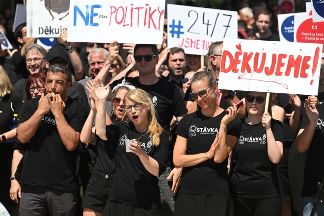 Stovky zaměstnanců ČT se sešly před budovou k protestu proti změně financování
