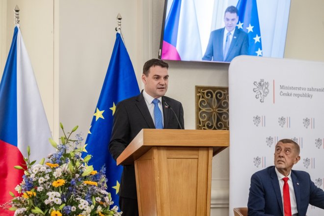 Andrej Babiš z ANO a ministr zahraničí ze strany Motoristé sobě Petr Macinka