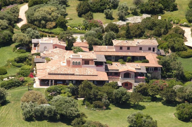 Slavná vila Certosa na Sardinii, která dlouhá léta patřila k symbolům životního stylu Silvia Berlusconiho, se dostane do rukou katarské panovnické rodiny
