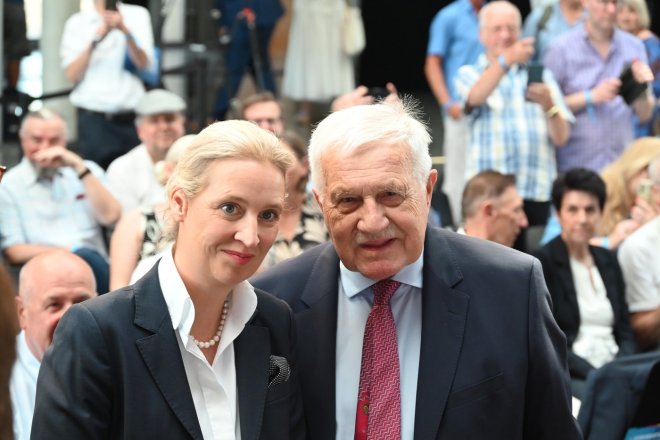 Bývalý prezident Václav Klaus a spolupředsedkyně strany Alternativa pro Německo (AfD) Alice Weidelová