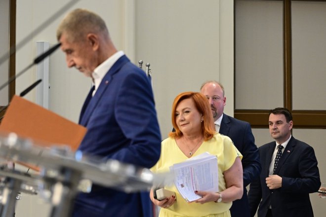 Zleva premiér Andrej Babiš (ANO), ministryně financí Alena Schillerová (ANO), ministr spravedlnosti Jeroným Tejc (za ANO) a ministr zahraničí Petr Macinka (Motoristé) na tiskové konferenci po zasedání vlády