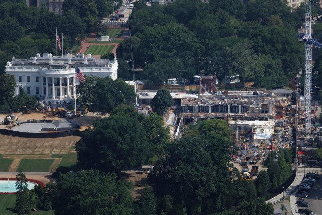 Stavba nového tanečního sálu Bílého domu je vidět z Washingtonského monumentu