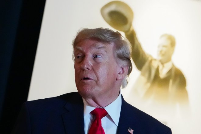 Trumpovy nákupy budí otázky. Akcie padaly, on nakupoval. A den nato poslal trhy vzhůru