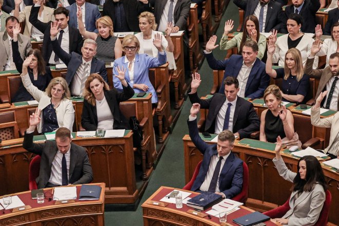 Maďarsko vymetá Orbánovu „mafii“. Nová vláda jede bez přestávky