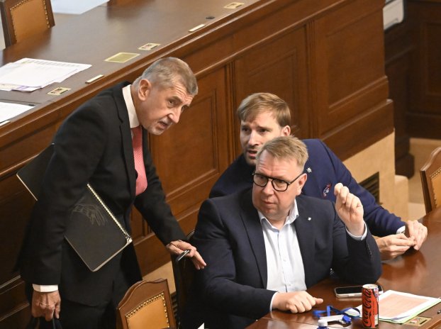 Premiér Andrej Babiš, ministr práce a sociálních věcí Aleš Juchelka (ANO) a ministr zdravotnictví Adam Vojtěch (ANO)