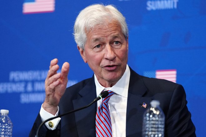 Dimon si vypůjčil Trumpův slogan a obrátil ho proti jeho clům. Evropě nabízí „velkou a krásnou“ dohodu