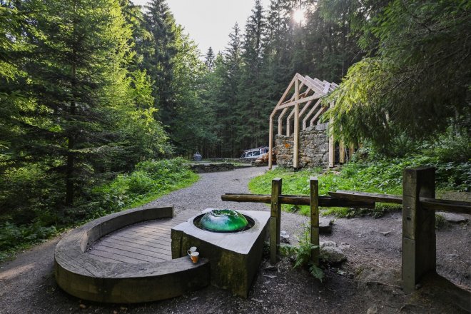 U Hauswaldské kaple u Srní na Šumavě přibude stříška a skleněná madona
