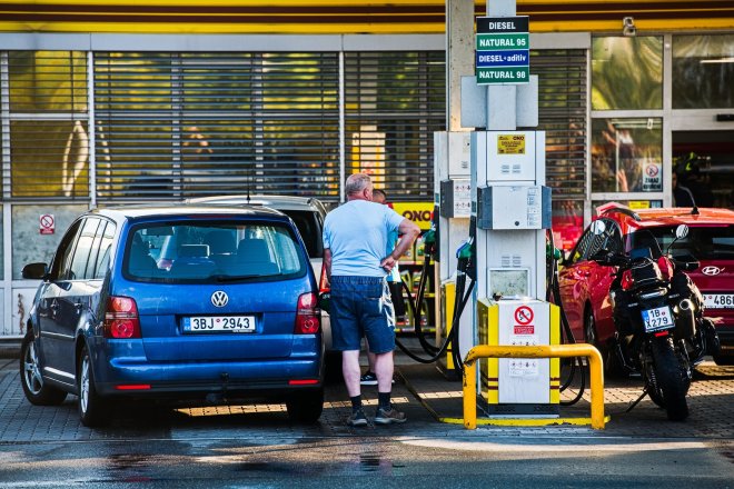 Nafta po zásahu vlády zlevnila až o tři koruny
