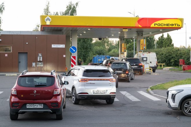 Největší palivová krize od pádu SSSR. Rusko zachraňuje benzin z Indie