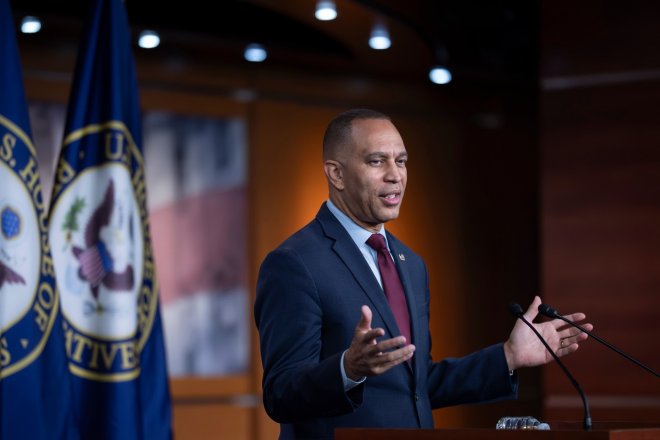 Předseda demokratické menšiny ve Sněmovně reprezentantů Hakeem Jeffries ze státu New York hovoří s novináři poté, co Sněmovna těsně schválila rezoluci požadující zastavení amerických vojenských operací v Íránu.