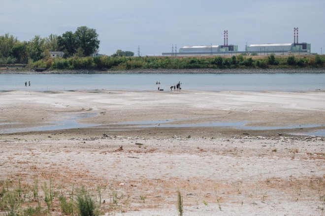 Maďaři staví na Dunaji nouzovou hráz. Potopili kvůli tomu dva 80metrové čluny
