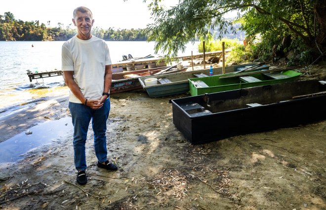 Bez ironie. Vláda kvůli extrémnímu suchu po celém území České republiky obnoví při svém pondělním jednání Národní koalici boje proti suchu, oznámil premiér vzápětí na sociálních sítích a také na tiskové konferenci u přehrady Slapy. Obratem slíbil na boj se suchem čtyři miliardy korun