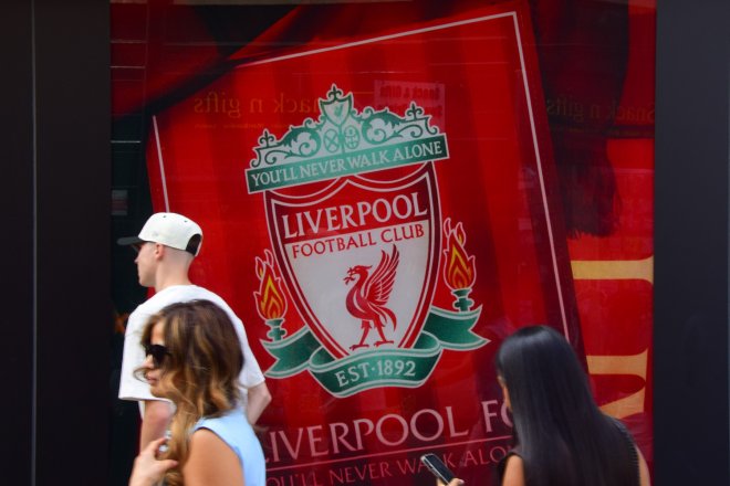 Vlastník fotbalového klubu FC Liverpool, americká investiční společnost Společnost Fenway Sports Group (FSG), se dohodl na prodeji přibližně třicetiprocentního podílu konsorciu 1892 Holdings, které tvoří zakladatel Amazonu Jeff Bezos, podnikatel Amit Bhatia, ocelářská rodina Mittalových a spoluzakladatel Facebooku Eduardo Saverin s manželkou Elaine.