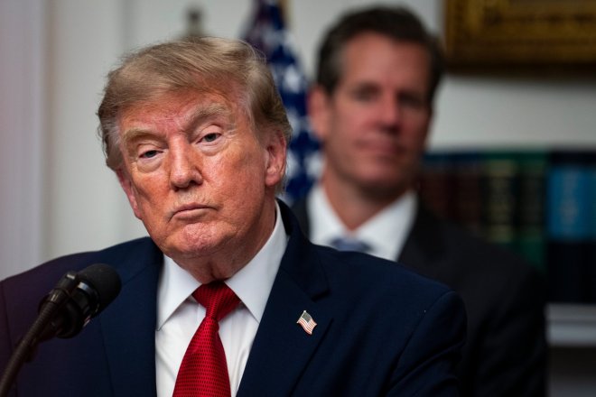 Trump mění taktiku. Írán chce zničit ekonomicky