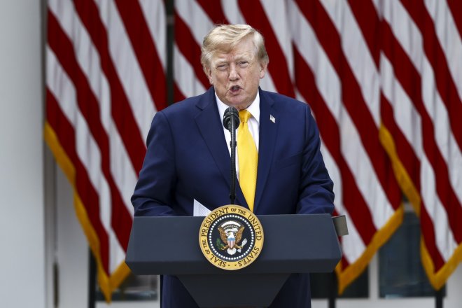 Čína zaplavuje svět levným zbožím, tvrdí Trump. Chystá další clo