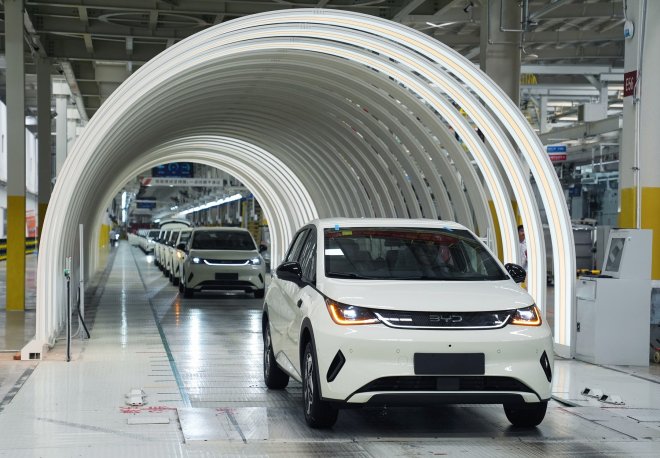 Čínský BYD se zabydluje v Evropě. Chce tu čtyři fabriky